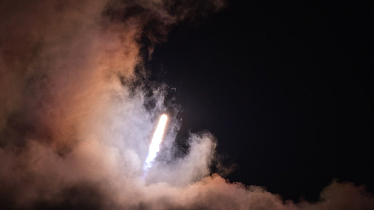 A Falcon 9 rocket carrying Starlink satellites launches from Space Launch Complex 40 (SLC-40) at Cape Canaveral Space Force Station, Florida, Aug. 31,