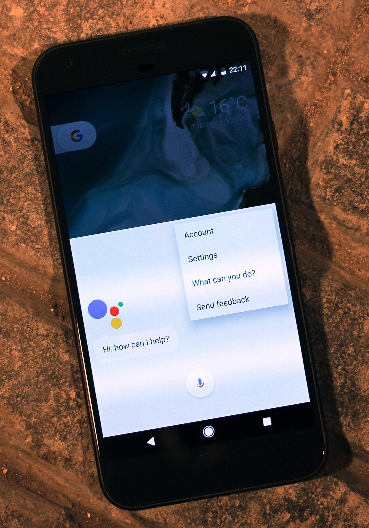 Классический Google Ассистент на смартфоне Pixel XL: на телефонах его заменяет Gemini