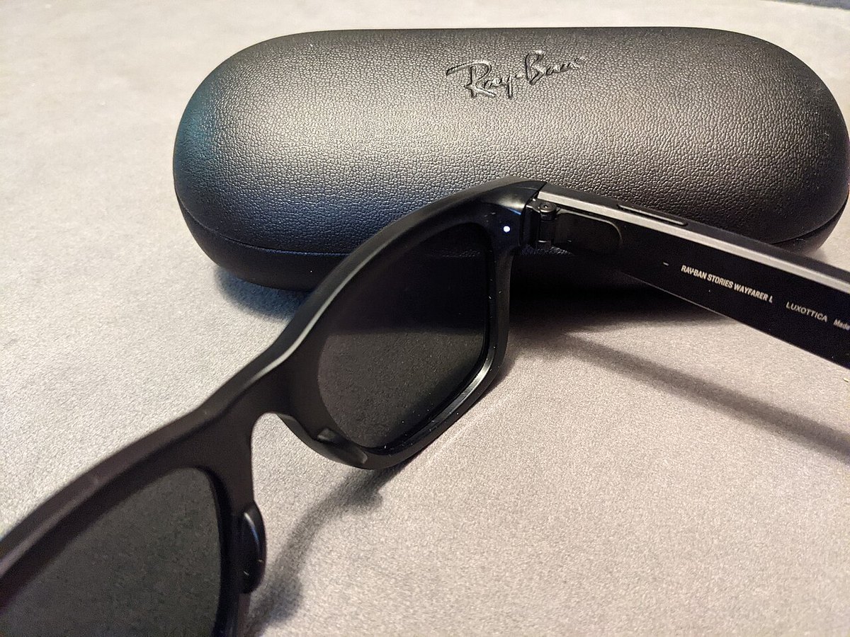Белый светодиод на оправе Ray-Ban Stories загорается во время съёмки — так Meta предупреждает окружающих о записи