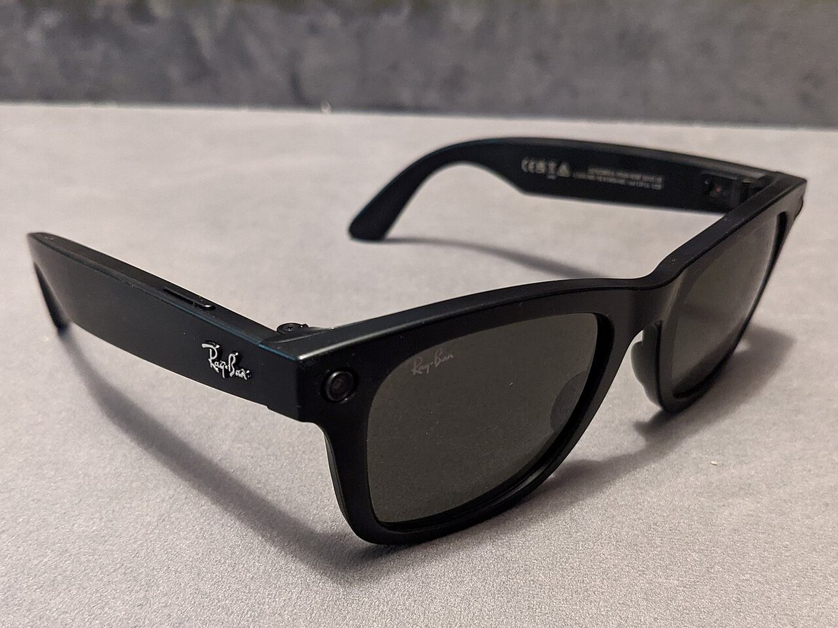 Ray-Ban Stories — первое поколение умных очков Meta и Ray-Ban, вышедшее в 2021 году