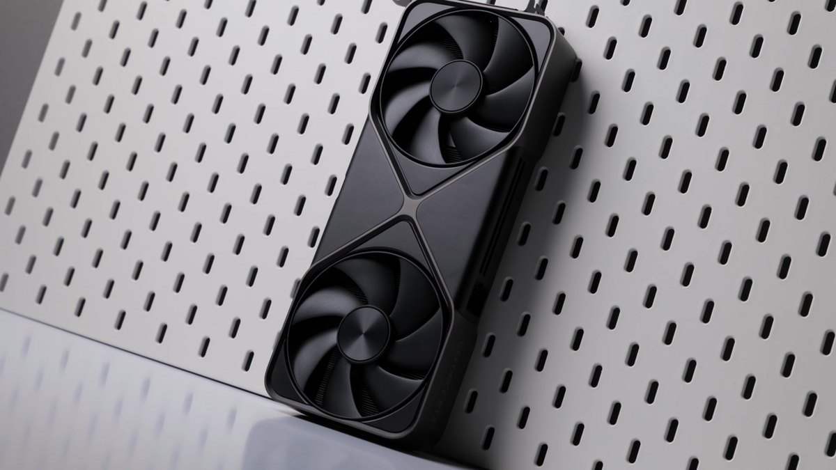 GeForce RTX 5090 Founders Edition — флагман серии RTX 50. Кадр из обзора ZMASLO, CC BY 3.0